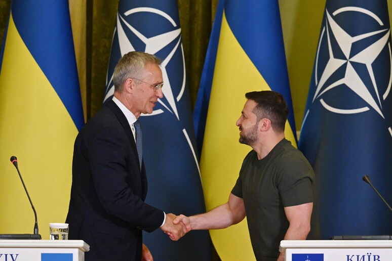 Jens Stoltenberg e Volodymyr Zelensky © ANSA/AFP