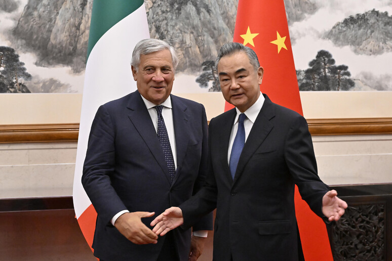 Il ministro  Tajani in un incontro con il ministro degli Esteri cinese Wang - RIPRODUZIONE RISERVATA