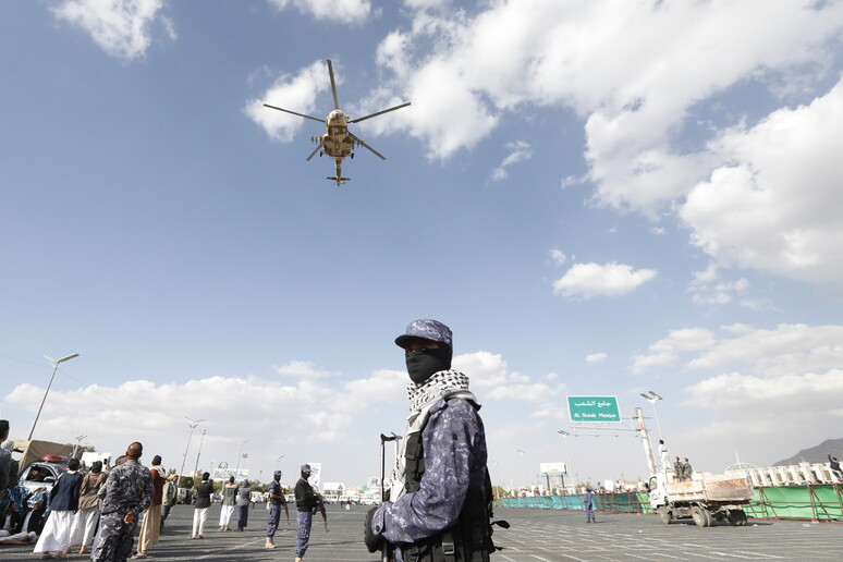 Houthi in una foto dello scorso 5 gennaio - RIPRODUZIONE RISERVATA