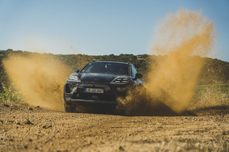 La nuova Porsche Macan è impegnata nei test su strada -     RIPRODUZIONE RISERVATA