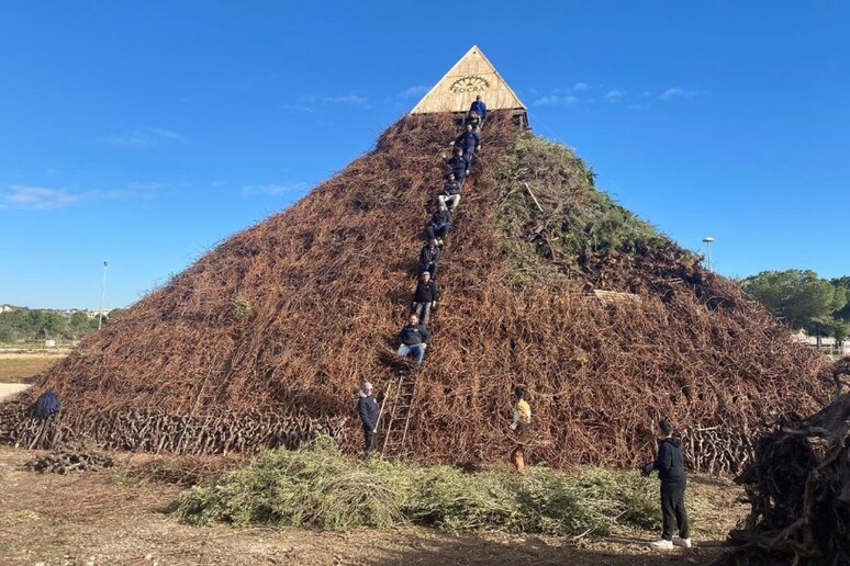 Pronta la Foc ra di San Ciro a Grottaglie Notizie Ansa.it