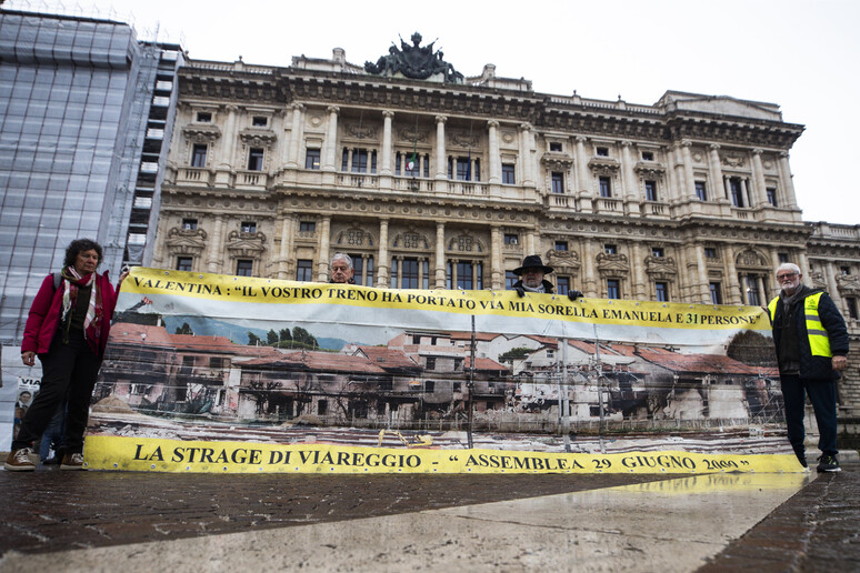 Strage Viareggio, sit-in dei familiari fuori della Cassazione - Notizie 