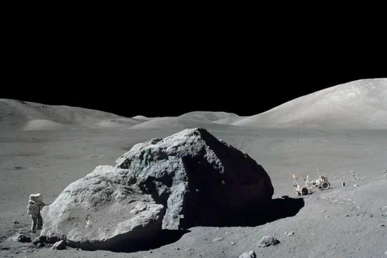 Un geologo-astronauta in piedi accanto a un enorme masso lunare durante la missione Apollo 17 della NASA nel 1972. Fonte: NASA/Eugene Cernan -     RIPRODUZIONE RISERVATA