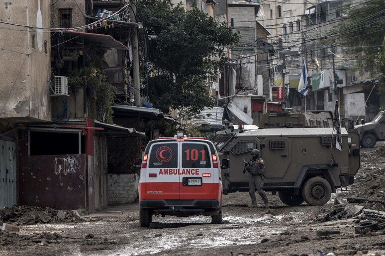 Decine di coloni attaccano le case dei palestinesi in Cisgiordania