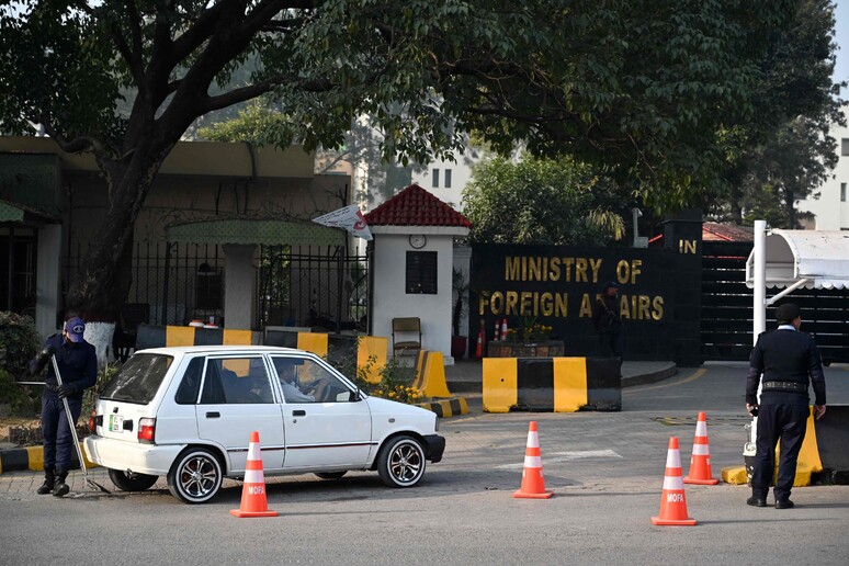 Controlli al Ministero degli Affari Esteri a Islamabad © ANSA/AFP
