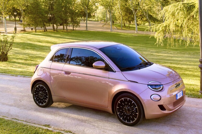 La Fiat 500e leader nel mercato delle city car elettriche nel 2023 -     RIPRODUZIONE RISERVATA