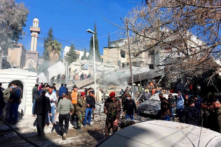 Membri dei pasdaran in edificio colpito da Israele a Damasco © ANSA/AFP