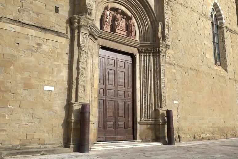 Restauri salva pietra arenaria del portale del duomo di Arezzo