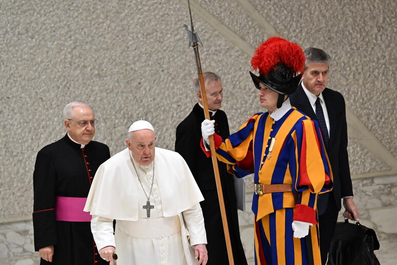 Papa Francesco arriva in Aula Nervi per l 'udienza generale -     RIPRODUZIONE RISERVATA