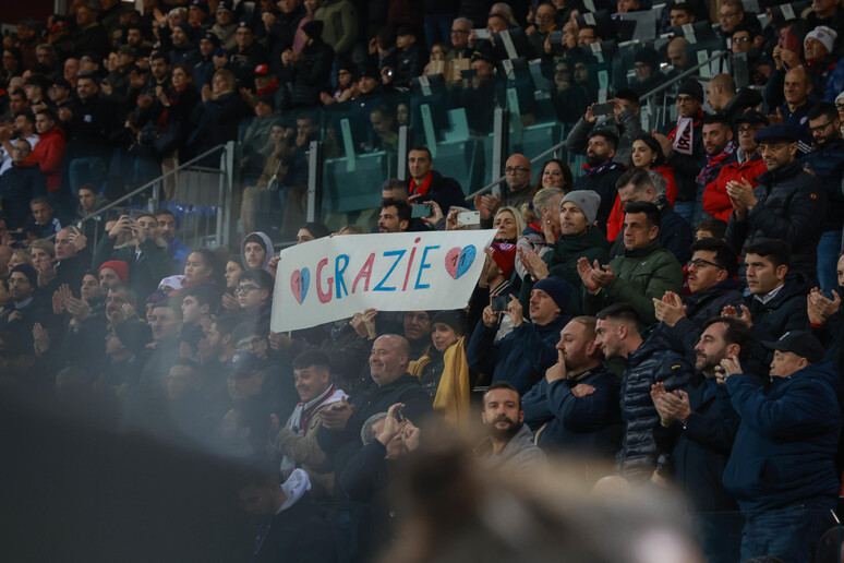 Riva: maglie scudetto e coreografie prima di Cagliari-Torino - RIPRODUZIONE RISERVATA