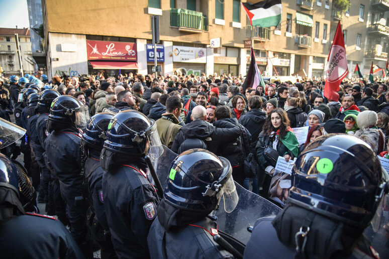 Centinaia di filopalestinesi in piazzale Loreto a Milano - RIPRODUZIONE RISERVATA