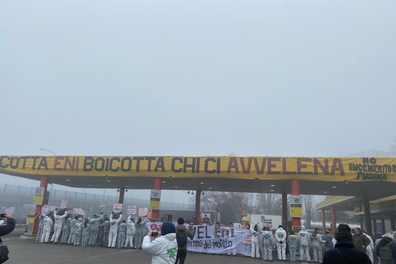 Protesta contro impianto a Marghera occupata stazione Eni