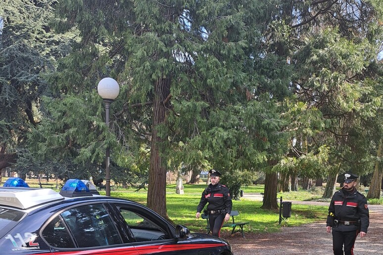 Spara con la pistola a salve in un parco, 16enne denunciato - Notizie 