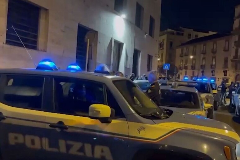 Blitz anticamorra della Polizia a Napoli, numerosi arresti -     RIPRODUZIONE RISERVATA