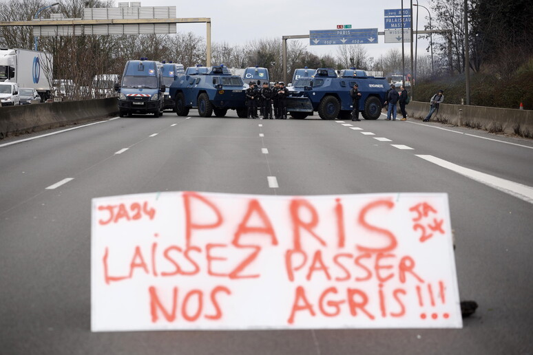 French farmers plan to block Paris © ANSA/EPA