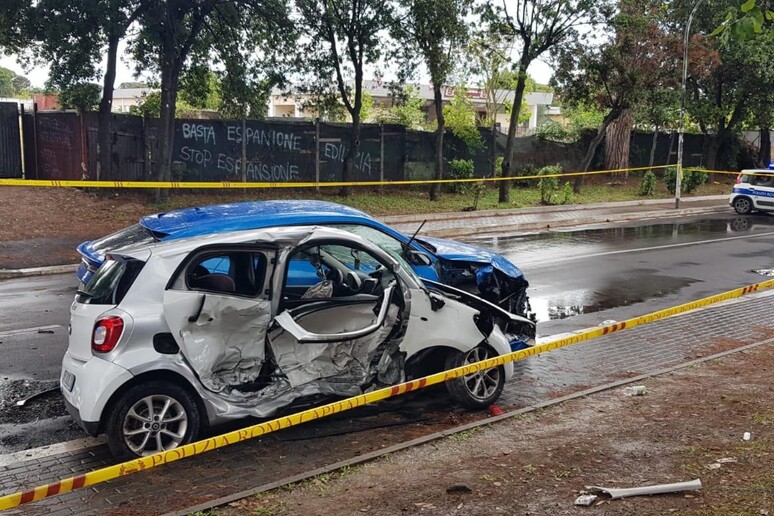 Quattro giovani amici in auto con scacciacani, pallottole e droga