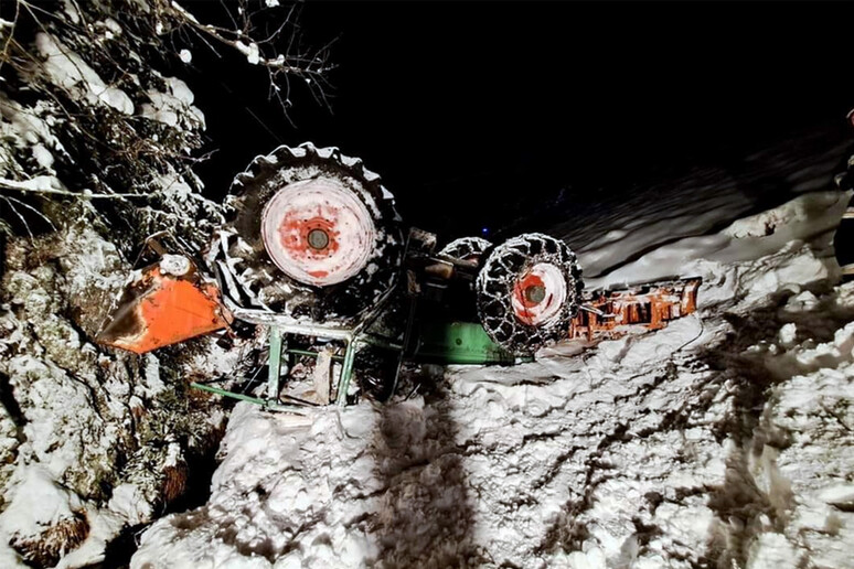 Muore mentre sgombera la neve con il trattore in Alto Adige -     RIPRODUZIONE RISERVATA