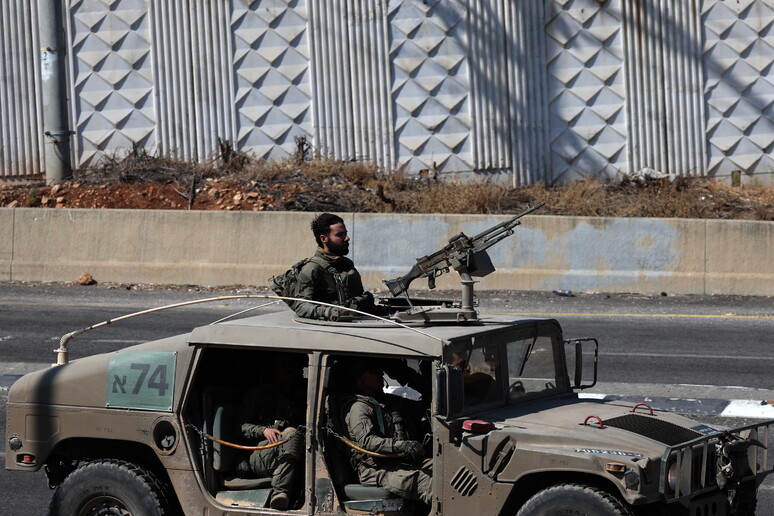 Israeli soldiers near the border with Lebanon © ANSA/EPA