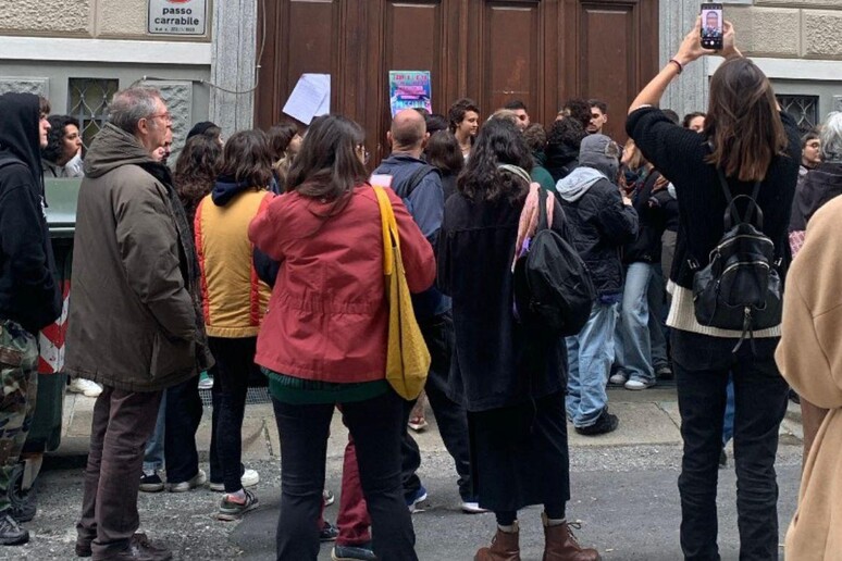 Femministe bloccano convegno Federvita in corso a Torino