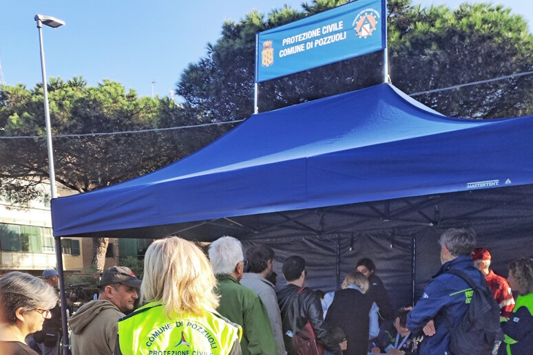 Prove di evacuazione ai Campi Flegrei e c'è lieve scossa