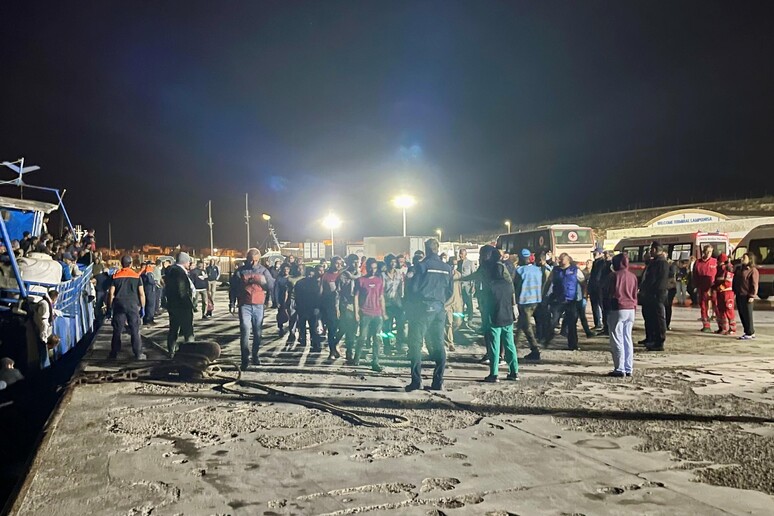 A Lampedusa mille sbarchi in 24 ore - RIPRODUZIONE RISERVATA