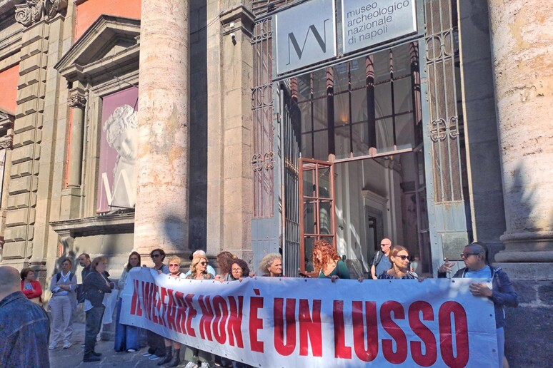 Protesta operatori Gesco a Napoli si sposta al Mann