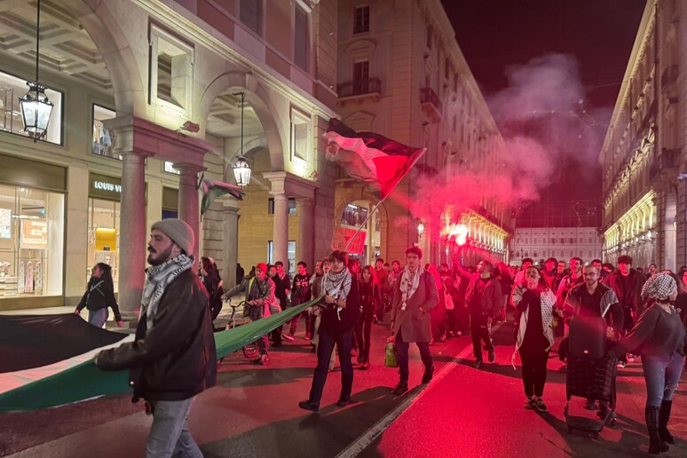 A Torino in centinaia in piazza per la Palestina