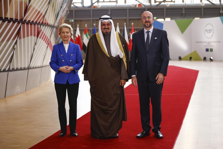 Von der Leyen e Michel insieme al primo ministro del Kuwait Ahmad Abdullah Al-Ahmad Al-Sabah © ANSA/EPA