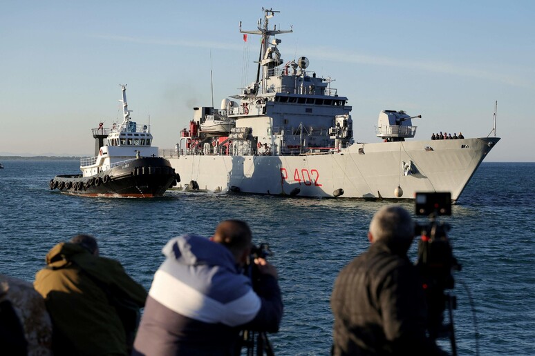 Arrivata in Albania la nave della Marina con 16 migranti © ANSA/AFP