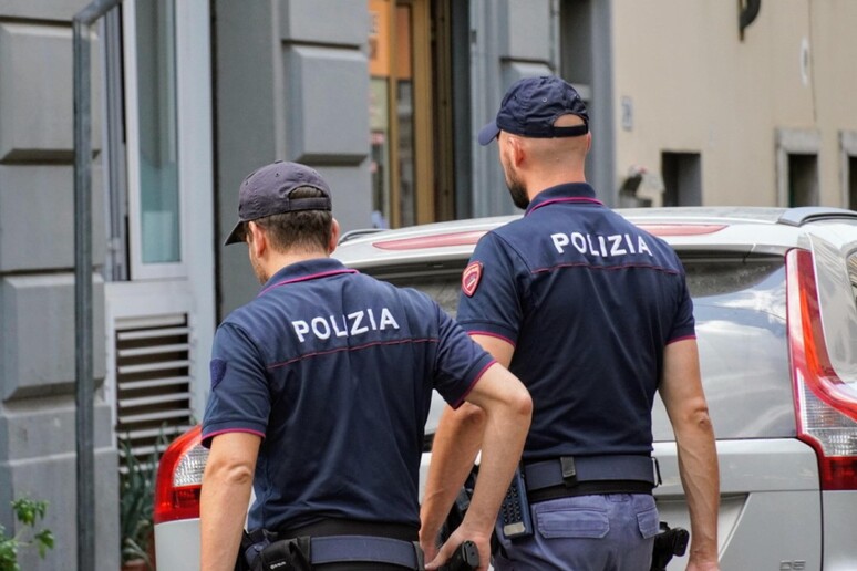 Poliziotti durante l 'operazione - RIPRODUZIONE RISERVATA