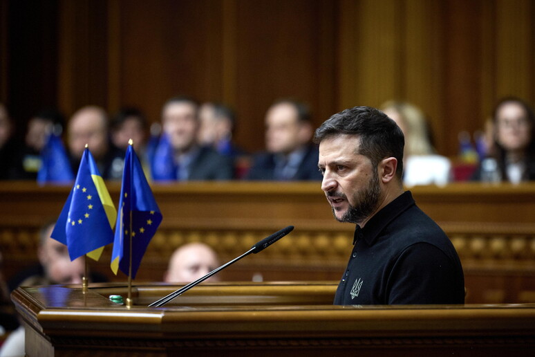 Zelensky presenta il suo piano, spiragli alla Nato © ANSA/EPA