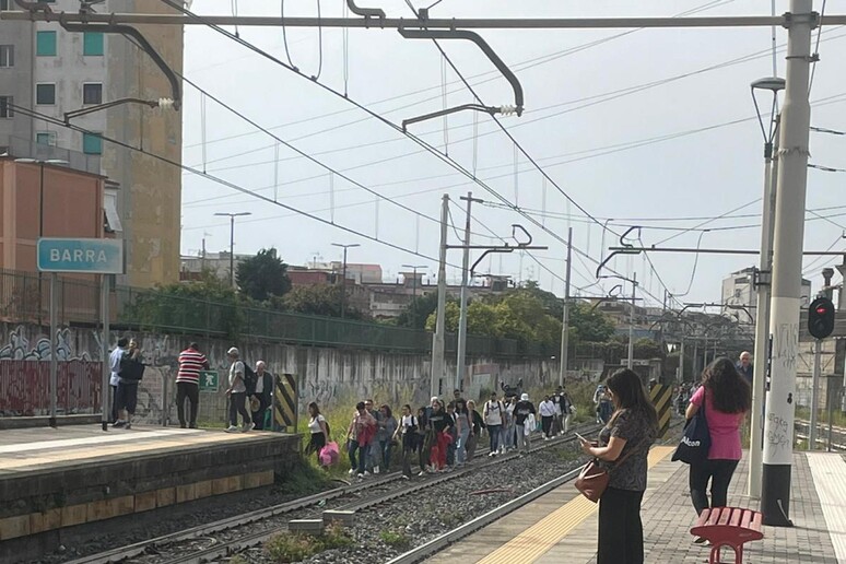 Avaria a treno Circumvesuviana, passeggeri a piedi sui binari