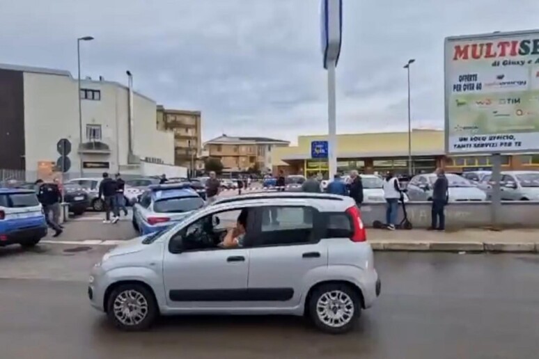 Un uomo spara alla moglie e si uccide, la donna muore in ospedale