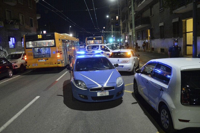 Rapinatore deruba ladra su un bus a Milano, arrestati entrambi