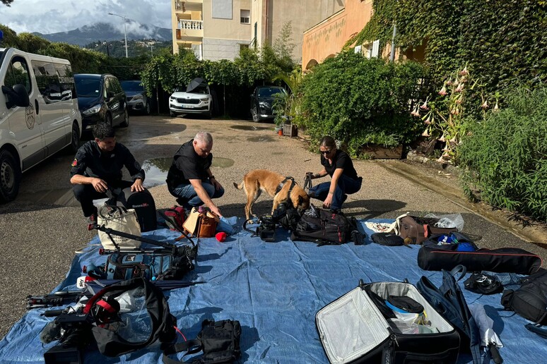 Vertice Mentone, Police nationale perquisisce media con i cani