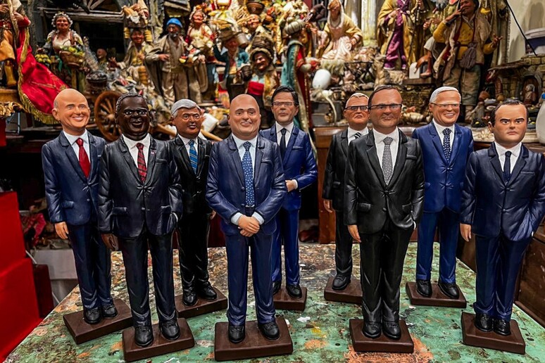 G7 Difesa a Napoli: e i ministri finiscono nel presepe