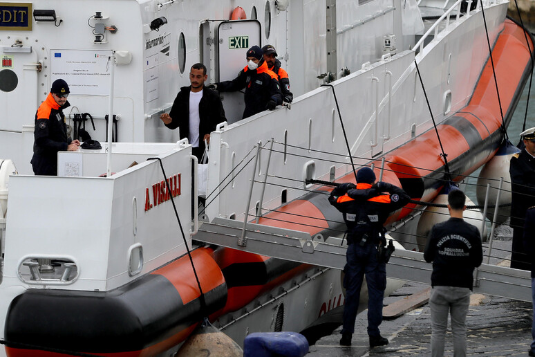 Motovedetta con migranti da Albania arrivata in porto Bari - ALL RIGHTS RESERVED