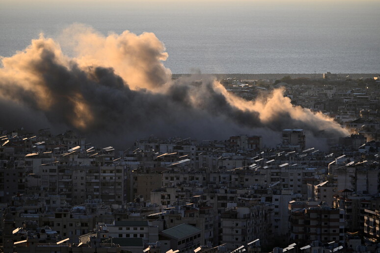 Fonte Libano, raid israeliani vicino all'aeroporto Beirut