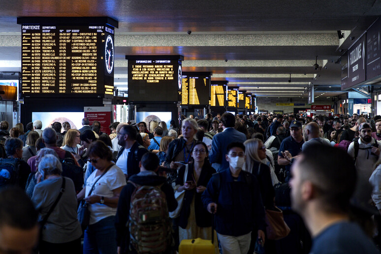 Caos treni - RIPRODUZIONE RISERVATA