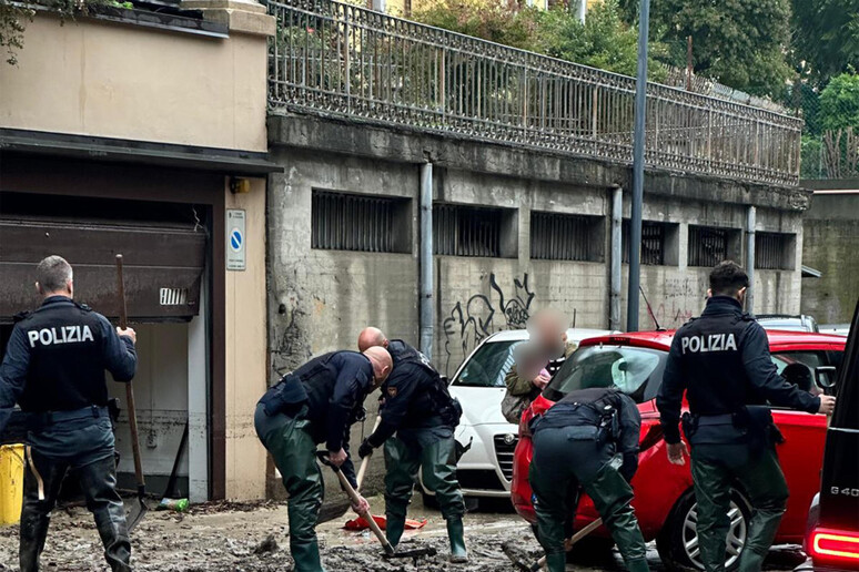 Gli interventi della Polizia a Bologna - RIPRODUZIONE RISERVATA