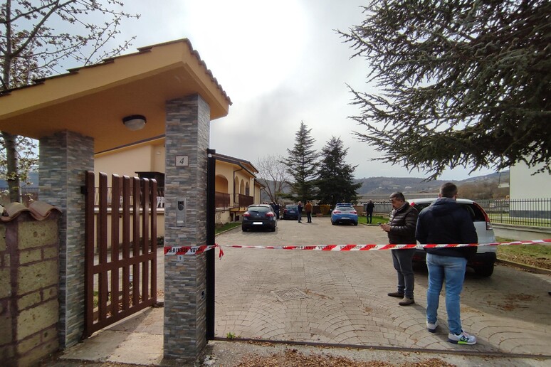 Pensionato travolto e ucciso dal cancello casa nel Lecchese