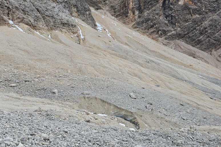 Frana detritica fa rispuntare ghiacciaio 'dimenticato' del Pelmo