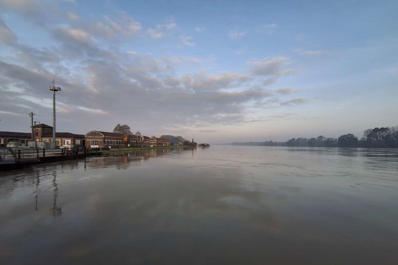 La piena del Po verso soglia rossa tra Mantovano e Ferrarese