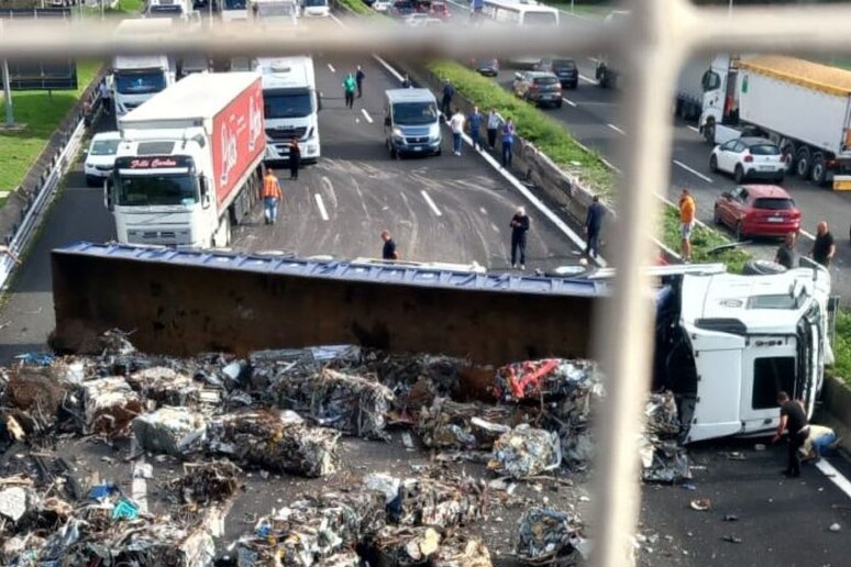 Camion si ribalta su A1 e blocca Autostrada in direzione Sud