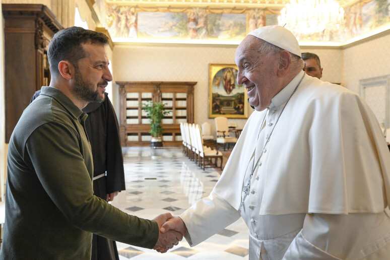 Volodymir Zelensky con Papa Francesco - RIPRODUZIONE RISERVATA