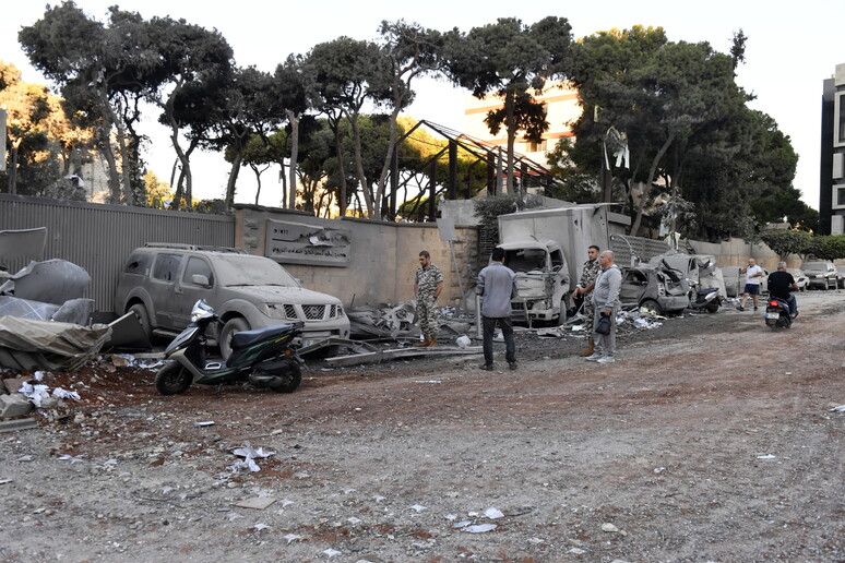 People inspect the site of an Israeli airstrike - RIPRODUZIONE RISERVATA