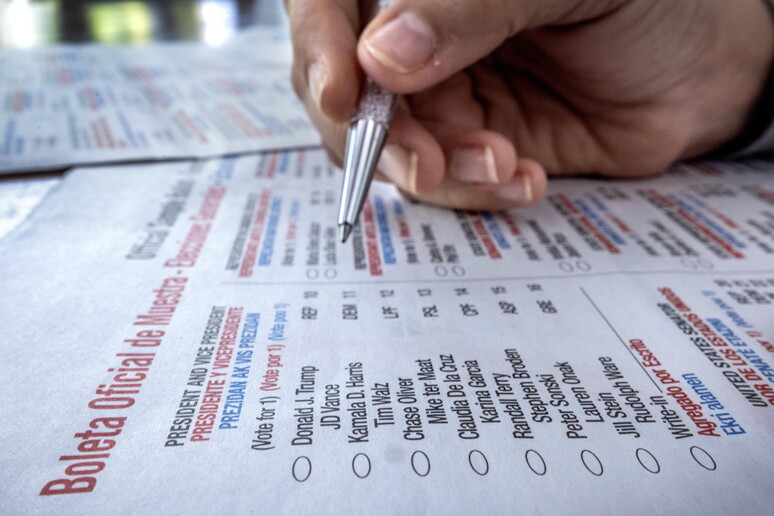 Miami-Dade County begins mailing official sample ballots to registered voters © ANSA/EPA