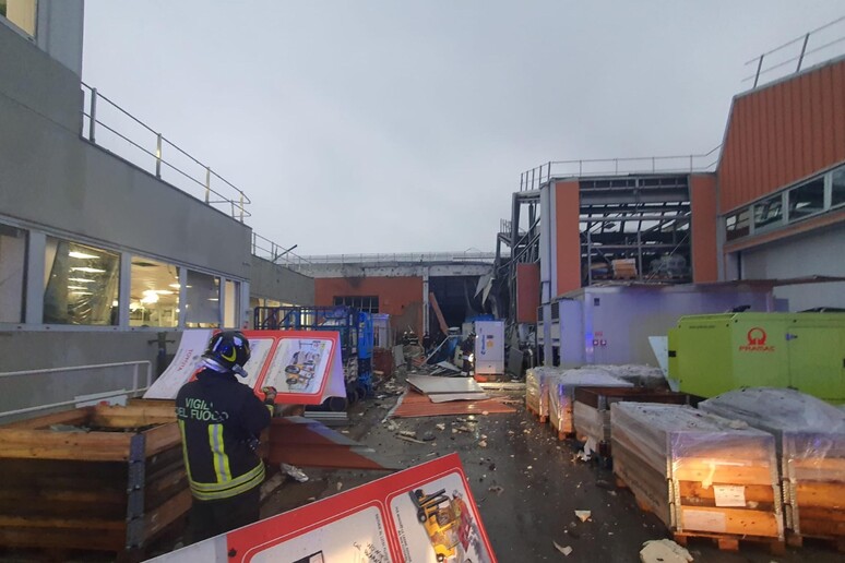 Esplosione a Bologna, fiori e tante persone alla Toyota - RIPRODUZIONE RISERVATA