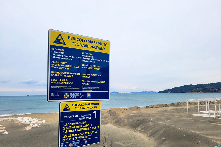 Il cartello  'pericolo maremoto ' sulla spiaggia di Minturno (fonte: INGV) - RIPRODUZIONE RISERVATA