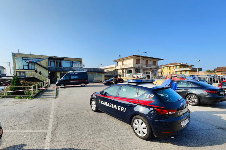 Un 'auto dei carabinieri - RIPRODUZIONE RISERVATA